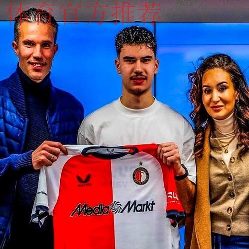 3万人见证！42岁范佩西执教 19岁儿子首秀：1米86踢中锋